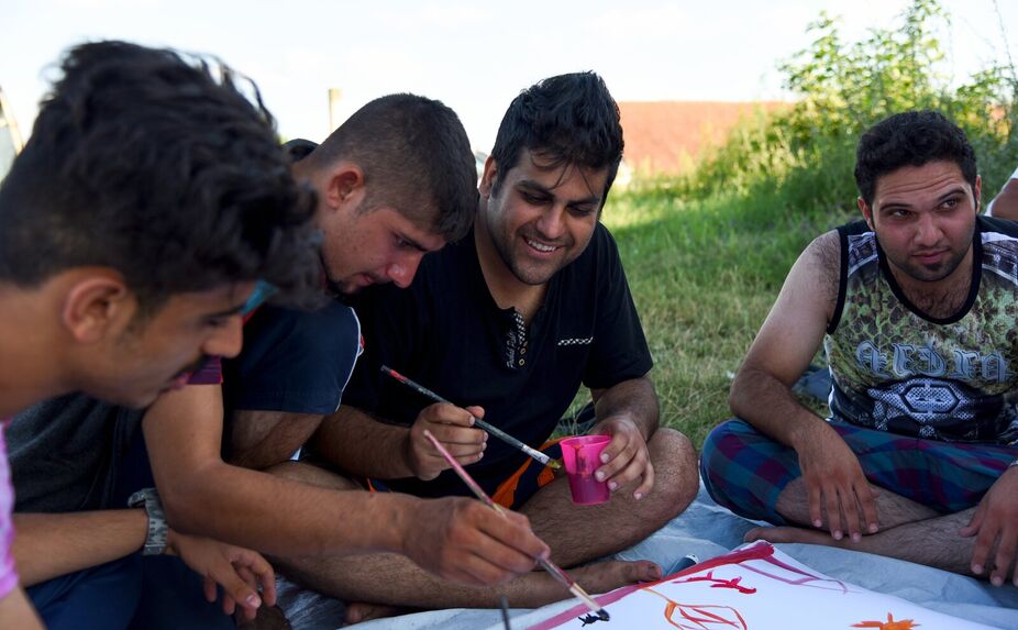 Autorem fotogalerie je Karolína Halířová, která jako dobrovolník působila v neoficiálních uprchlických táborech na srbsko-maďarské hranici.