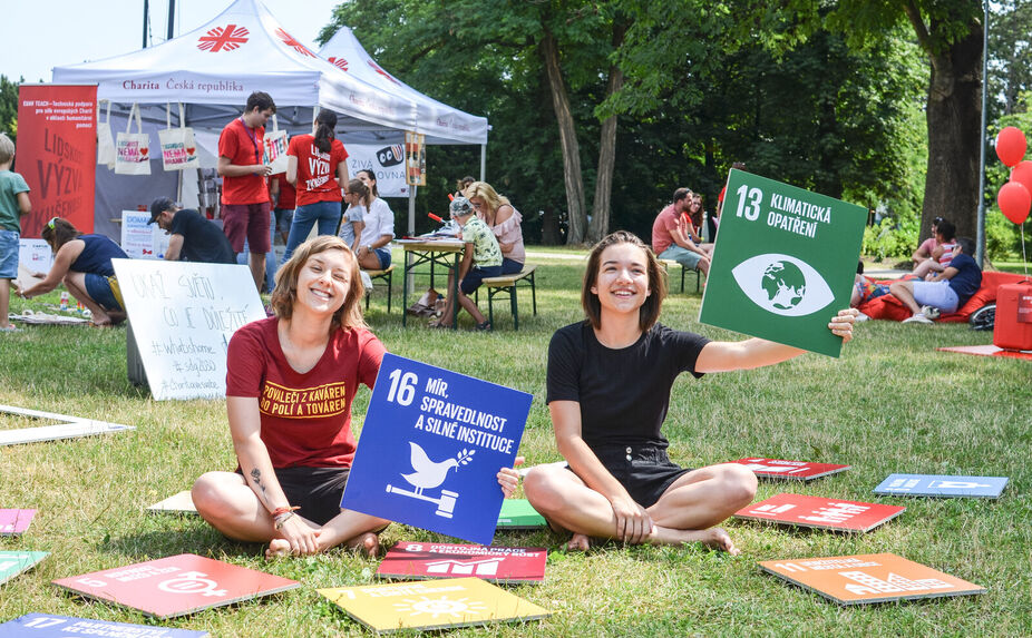Šíříme osvětu v celospolečenských tématech. Snažíme se například přispívat k plnění Cílů trvale udržitelného rozvoje.