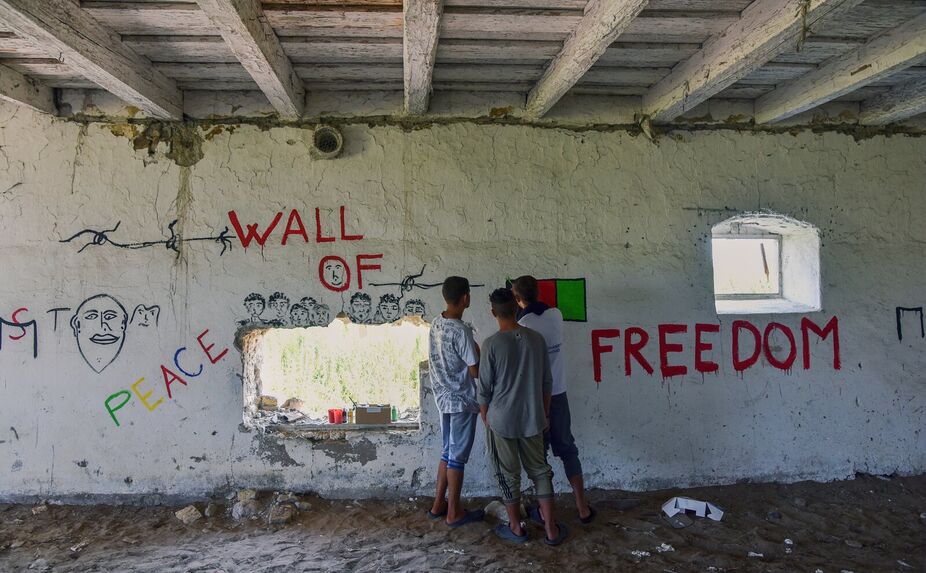 Autorem fotogalerie je Karolína Halířová, která jako dobrovolník působila v neoficiálních uprchlických táborech na srbsko-maďarské hranici. 