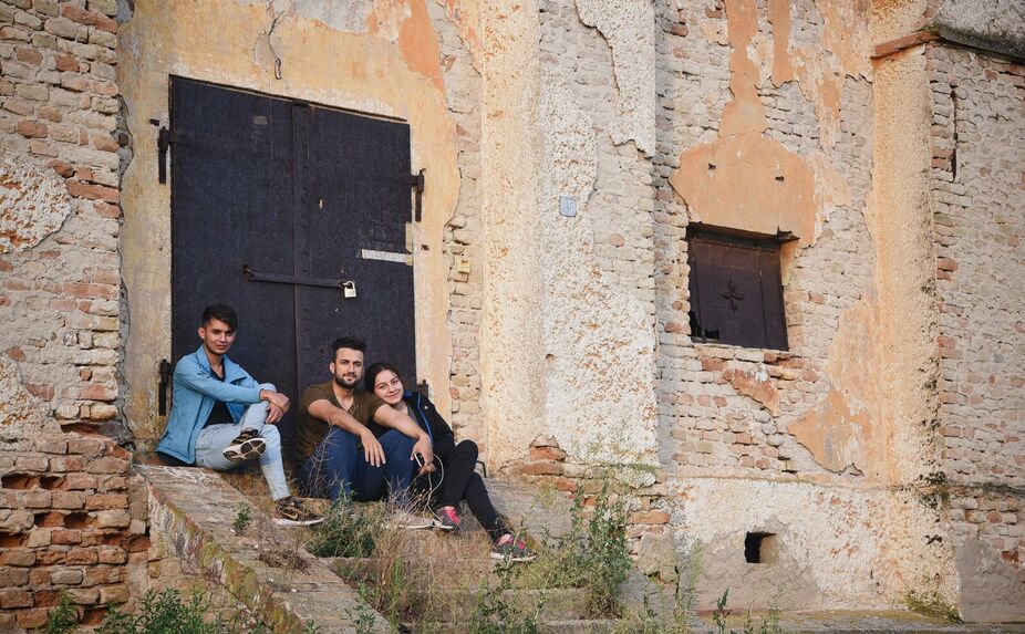 Autorem fotogalerie je Karolína Halířová, která jako dobrovolník působila v neoficiálních uprchlických táborech na srbsko-maďarské hranici.