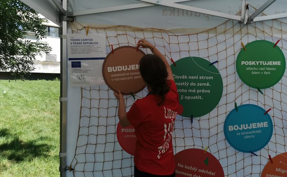 Kromě filmů si všichni návštěvníci Letní filmové školy v Uherském hradišti mohli přijít popovídat o tom, jak Charita Česká republika pomáhá ve světě.