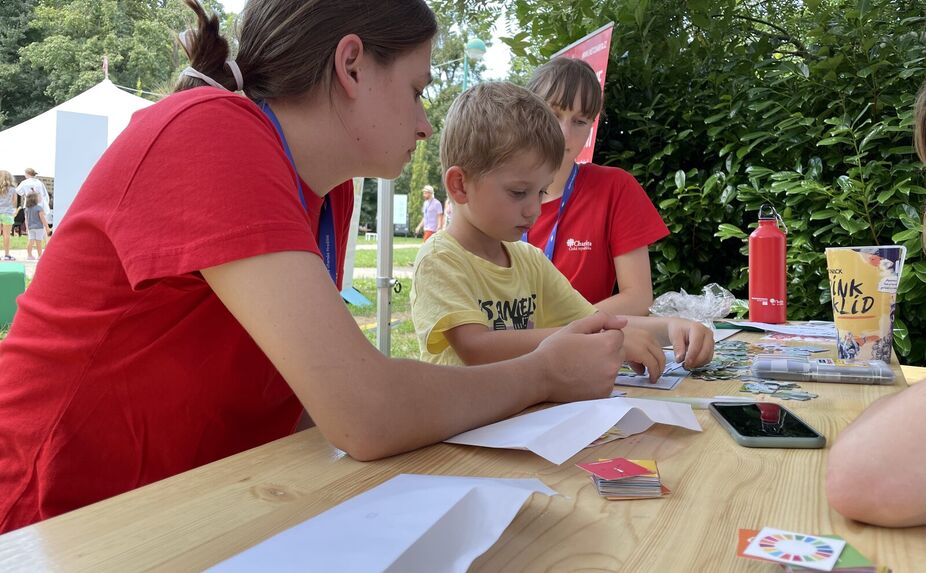 Program čekal i na nejmenší. Třeba hra s lední medvědicí, která děti provedla parkem v Uherském Hradišti a současnými změnami klimatu.