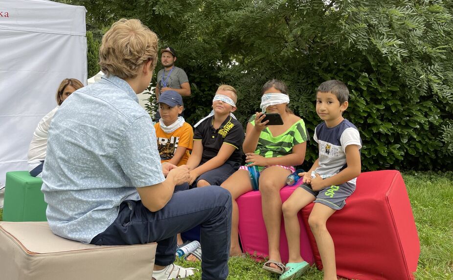 A na filmovém festivalu nechyběl ani filmový workshop. Filmař Pavel Ruzyak připravuje v Česku a Gruzii filmové kroužky pro nevidomé děti.