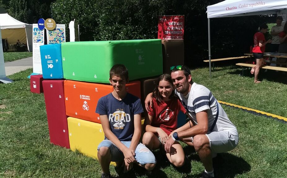 Dá se učit o udržitelném rozvoji zábavnou formou? ANO! – třeba pomocí hlavolamu s Cíli udržitelného rozvoje v nadživotní velikosti.