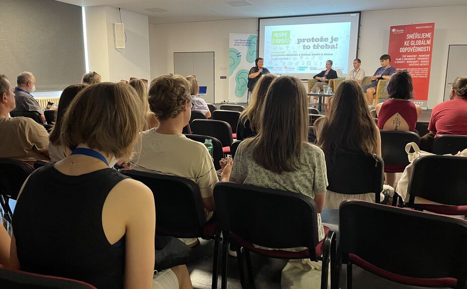 V pondělí se zase Charita Česká republika diskutovala o klimatických změnách.