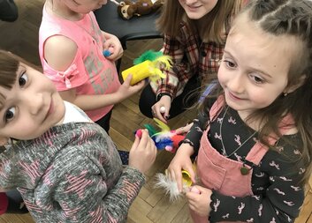 Oslava příchodu jara a přípravy na čarodějnice v Young Caritas