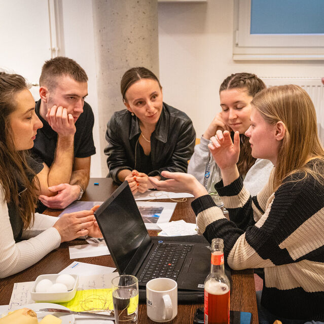 Co mladé lidi pálí a jak to začít měnit 