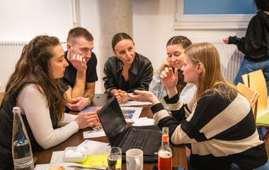 Co mladé lidi pálí a jak to začít měnit 