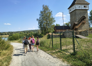 Dobrovolnice Young Caritas navštívily tvrz Tichá a pracovaly na vznikající naučné stezce