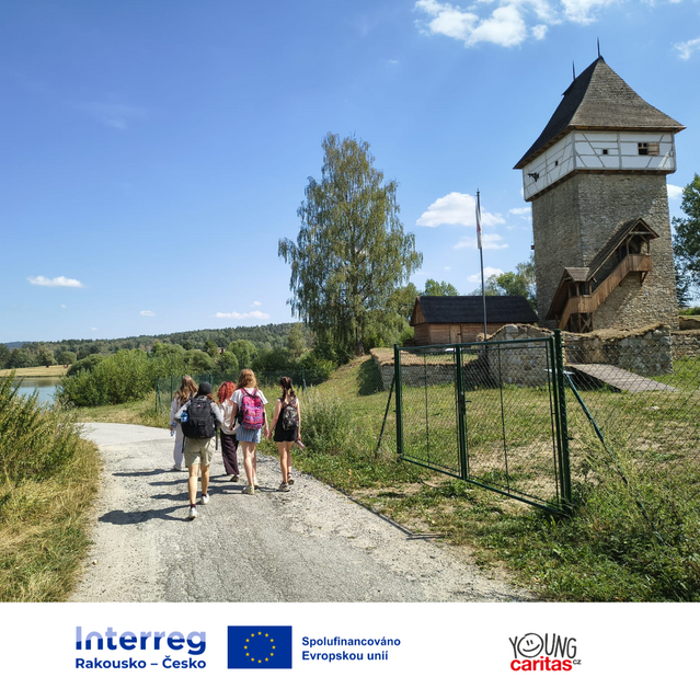 Dobrovolnice Young Caritas navštívily tvrz Tichá a pracovaly na vznikající naučné stezce