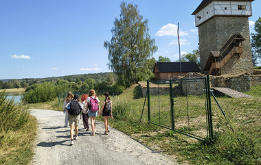 Dobrovolnice Young Caritas navštívily tvrz Tichá a pracovaly na vznikající naučné stezce